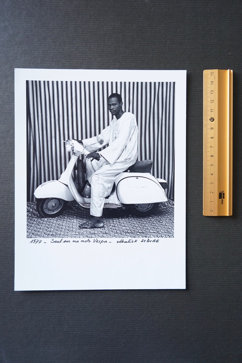Miniature : Malick Sidibé - Seul sur ma moto Vespa - 1977