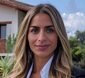 Argentine Female Realtor 1_edited.jpg
