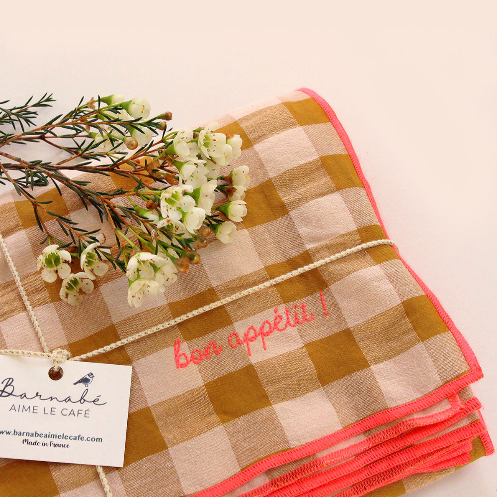 nappe vichy couleur moutarde et rose avec inscription en broderie "bon appétit"