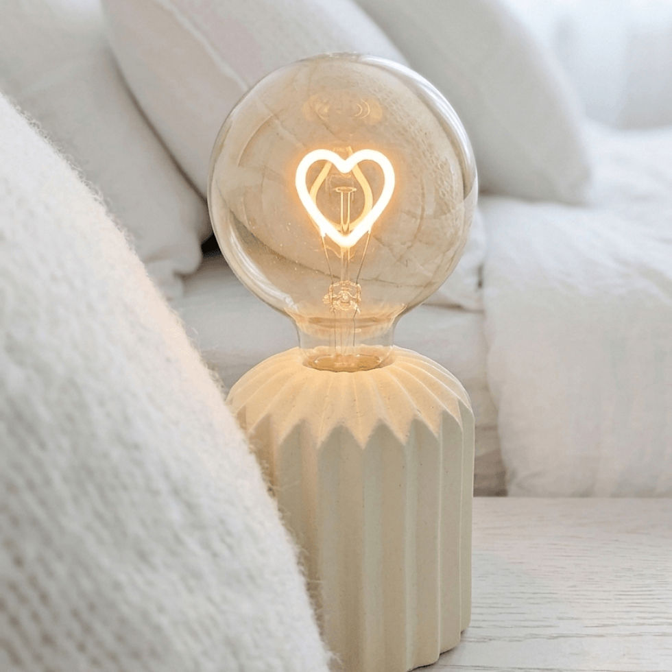 lampe led jaune avec ampoule coeur