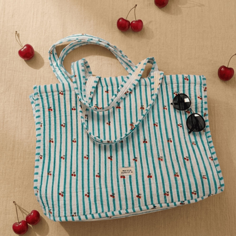 sac cabas à rayure vertes et blanches avec des cerises