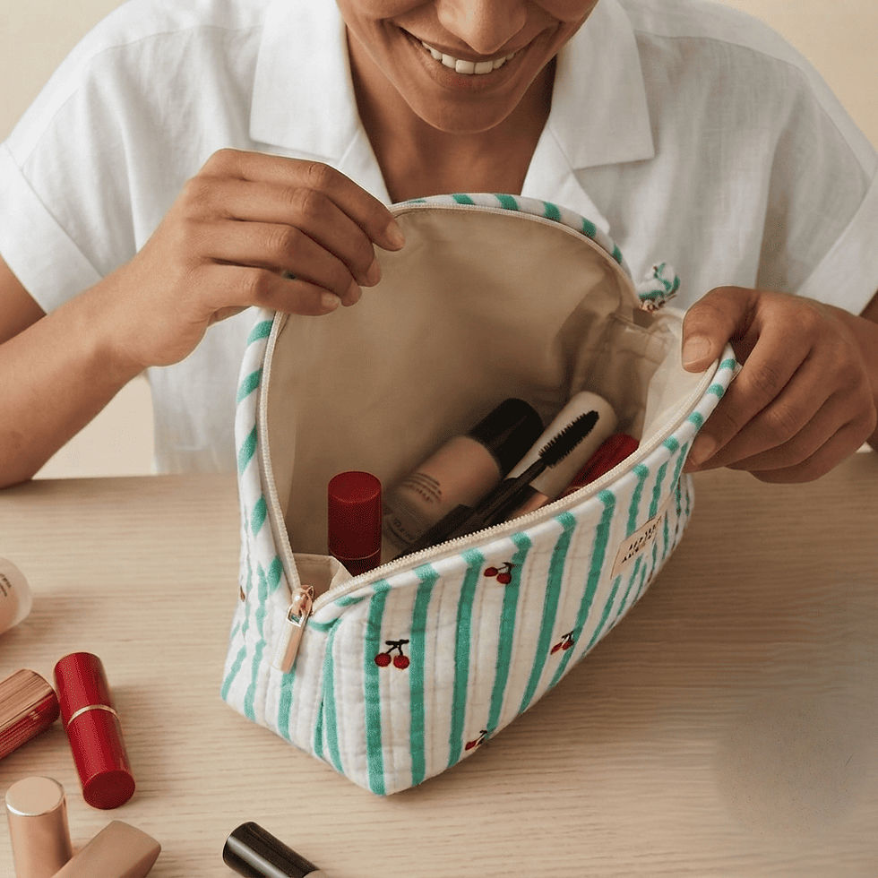 trousse de maquillage ouverte , à rayure verte et blanche à cerise