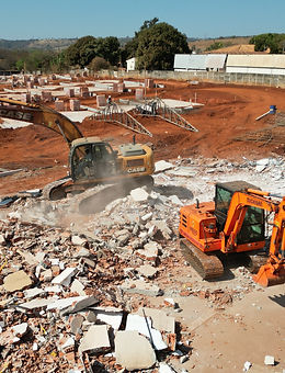 Equipamento de grande porte em ação durante a demolição, desmontando edificações com segurança e eficiência