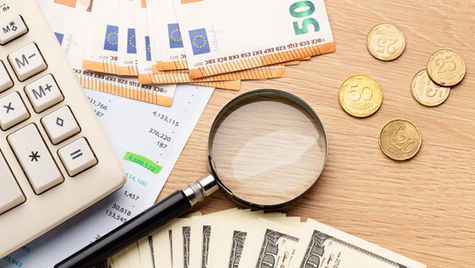 Calculadora de vista superior e arranjo de dinheiro