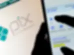 Tela de computador e tela de celular, ambas com apresentação da logo e da funcionalidade Pix.