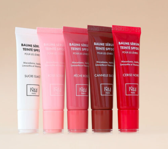 Un toque de color puede cambiar tu maquillaje. Encontrar el tono que va contigo, todavía más. En Fernando Peluquería y Estética ampliamos nuestra selección con nuevos tonos del bálsamo sérum labial con protección solar SPF50 de 1944 Paris: una propuesta que combina hidratación, color y protección solar en un mismo producto. Nuevos tonos de 1944 Paris: el sérum labial con SPF50 que une color y cuidado