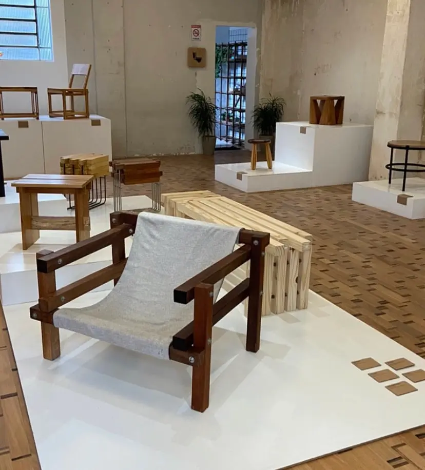 mobiliários de alunos expostos em galeria
