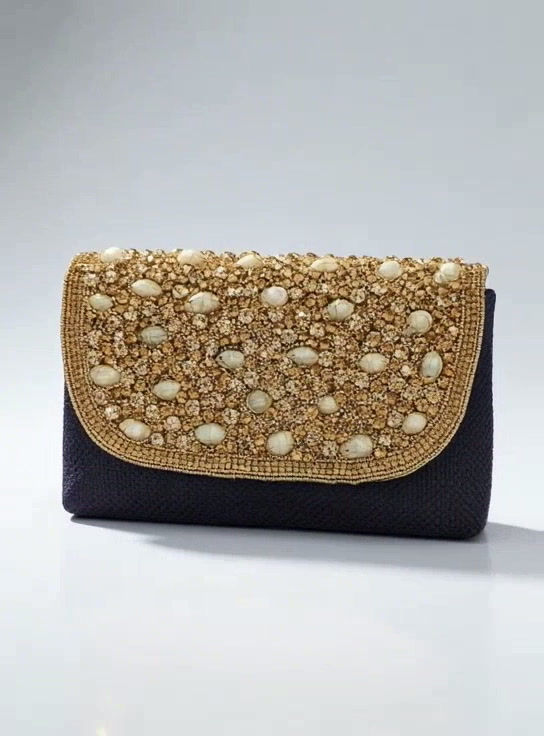 Miniatura: Bolso dorado de fiesta con acabado brillante perfecto para ceremonias y eventos especiales