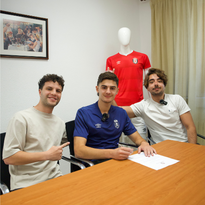 Orlando Angelevski signing a contract at 
Real Ávila CF with soccer agent alan deriard, highlighting the successful pathways to professional football available through our amateur football pathways.