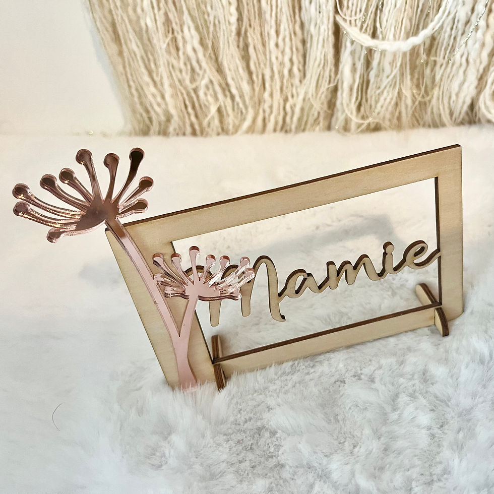 Miniature : Cadre en bois rose pâle avec le nom "Mamie" et pissenlits