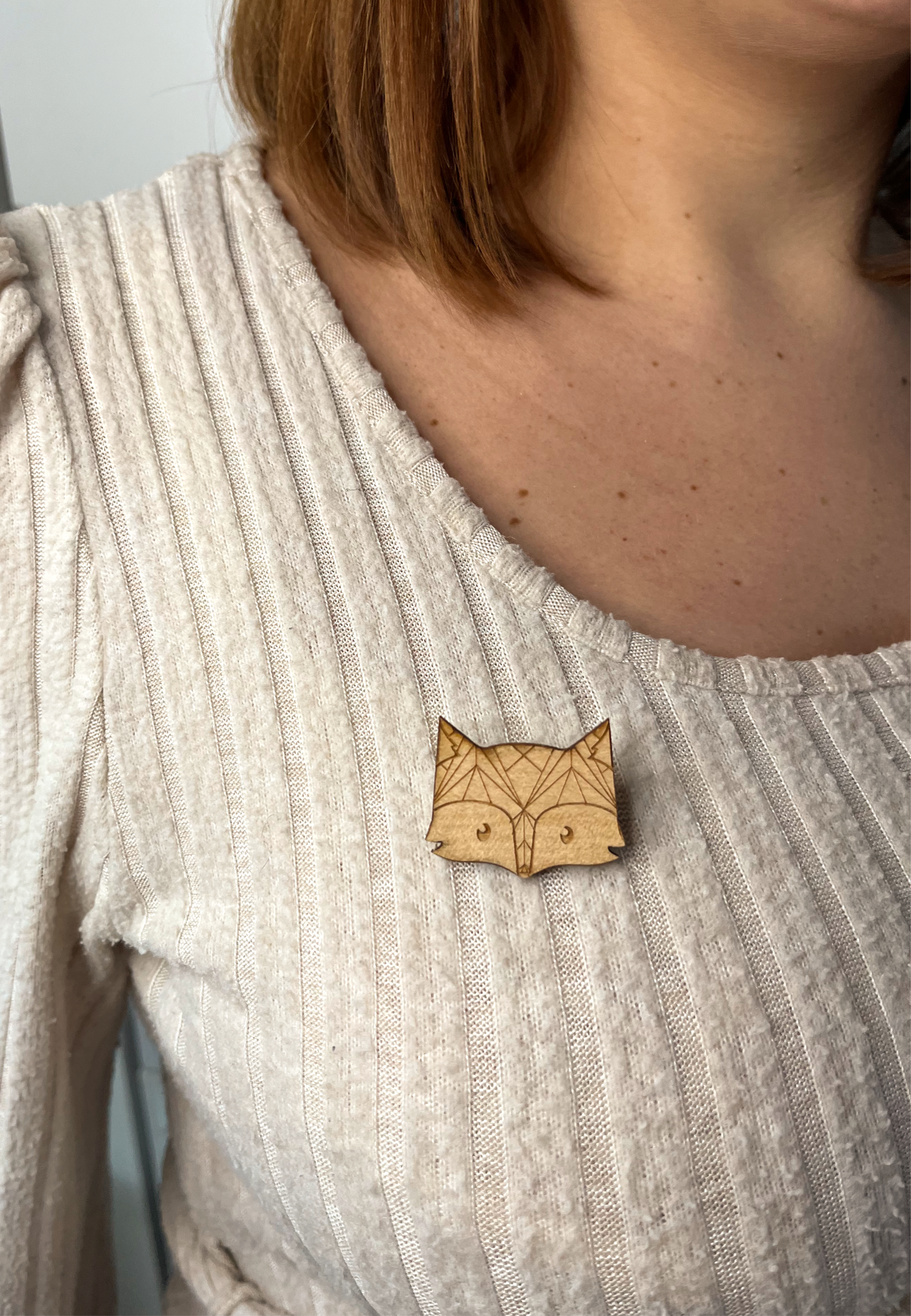 Broche renard en bois, bijou artisanal