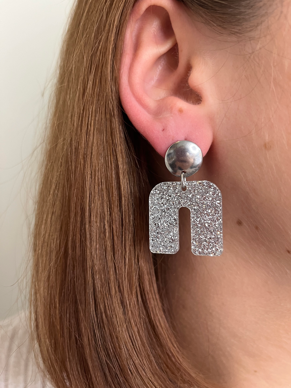 Miniature : Boucles d'oreilles argentées scintillantes, style moderne