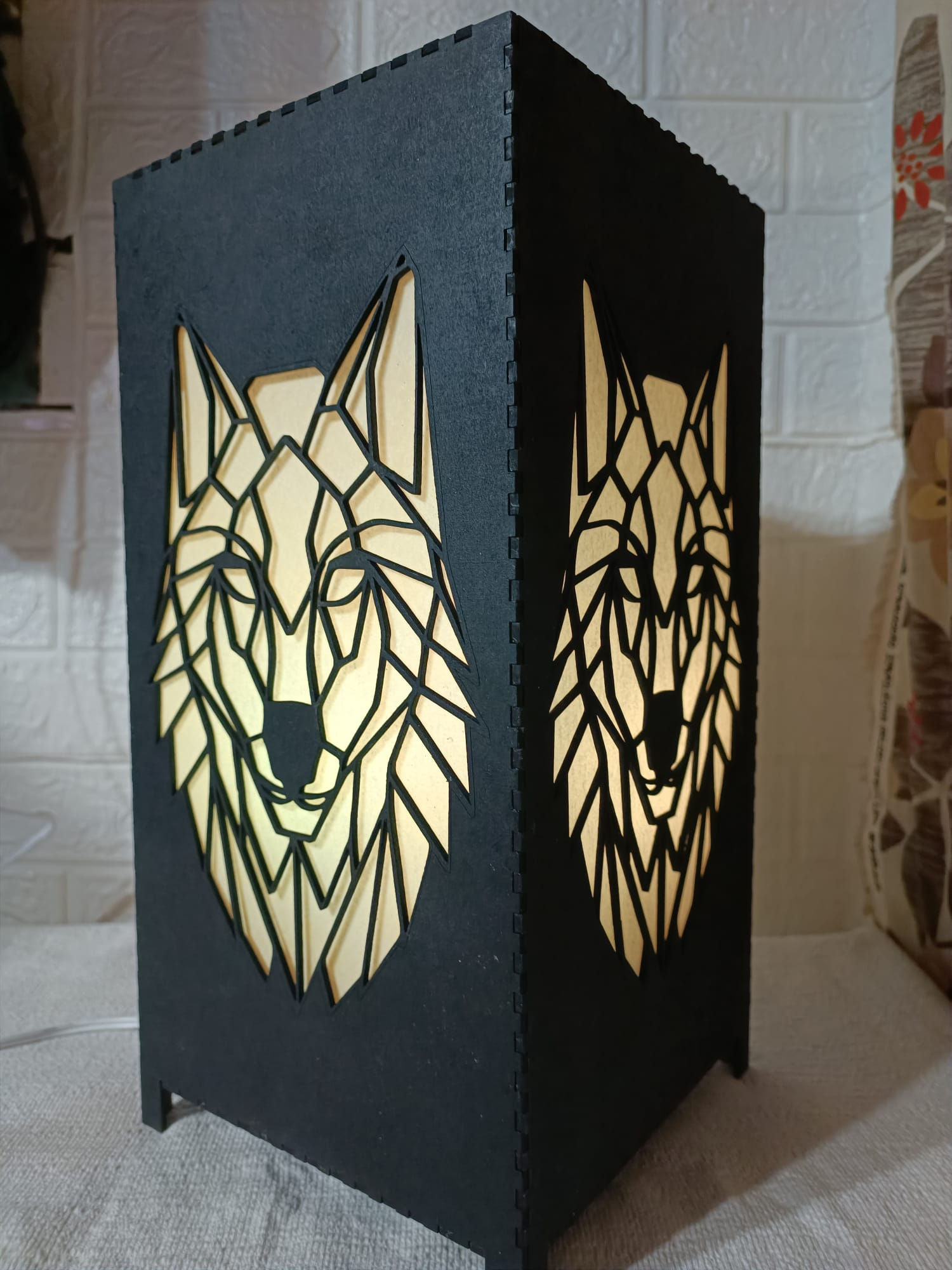 Lámpara RGB con audio Bluetooth y control remoto en MDF pintada y barnizada