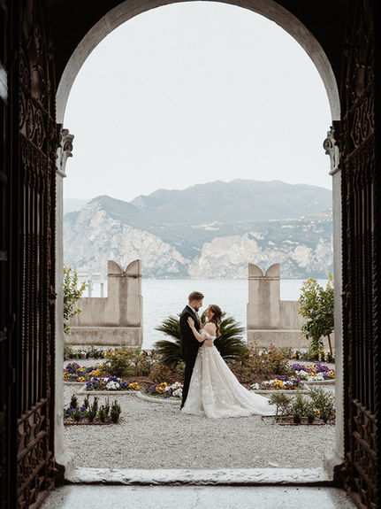 Braut mit natürlicher Bridal Beauty und eleganter Frisur am Gardasee.