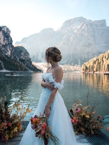 Braut mit eleganter Hochsteckfrisur bei einem Bridal Shooting am Pragser Wildsee in den Dolomiten