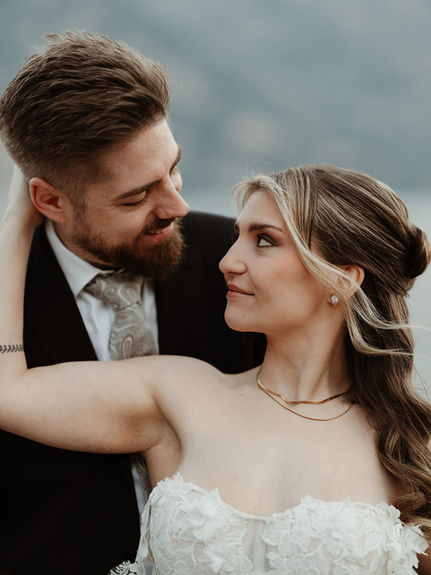 Elegantes Brautstyling für Hochzeit am Gardasee in Italien.