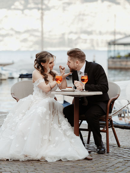Braut mit eleganter Hochsteckfrisur beim Shooting am Gardasee.