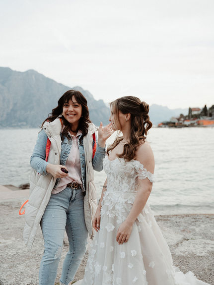 Brautpaar beim Elopement am Gardasee in Malcesine mit modernem Bridal Hair & Make-up und romantischer Kulisse in Italien.