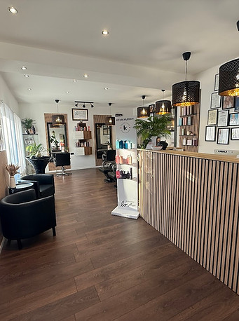 Moderner Friseursalon in Marchegg mit hochwertigem Interior und entspannter Atmosphäre