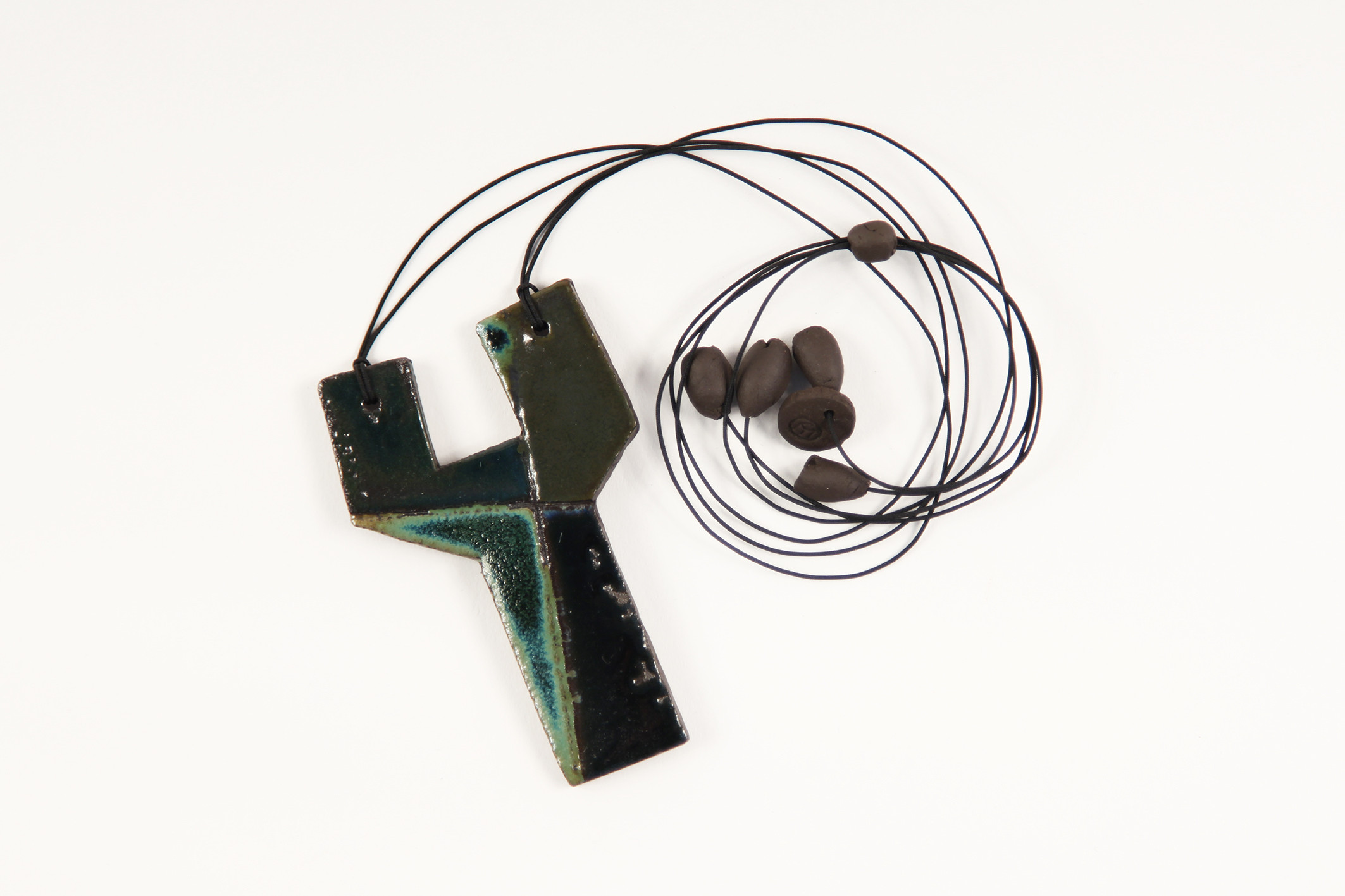 Collier en terre noire, collection les géométriques