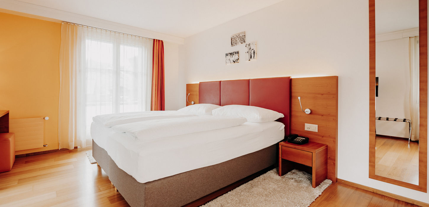 Gemütliches Hotelzimmer für zwei Personen mit Boxspring Doppelbett.