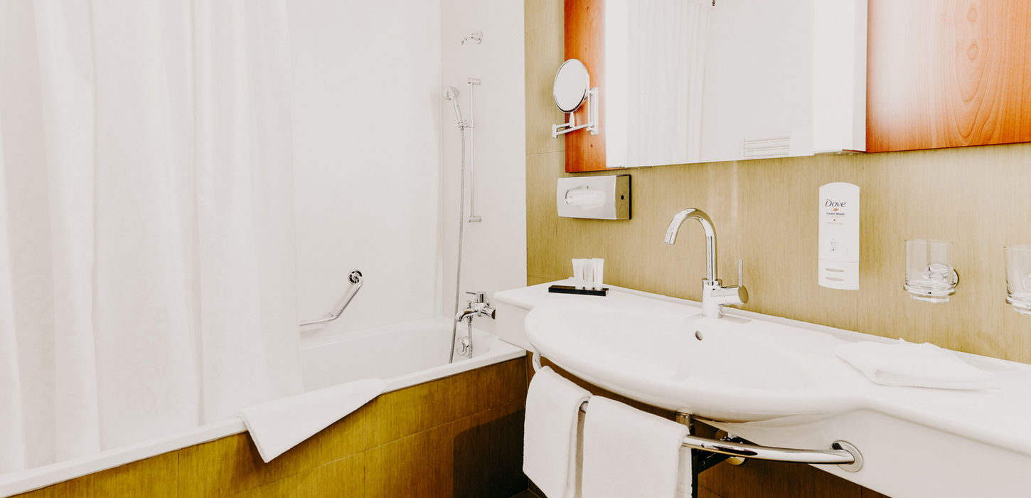 Bad mit Badewanne in der Junior Suite Bergblick