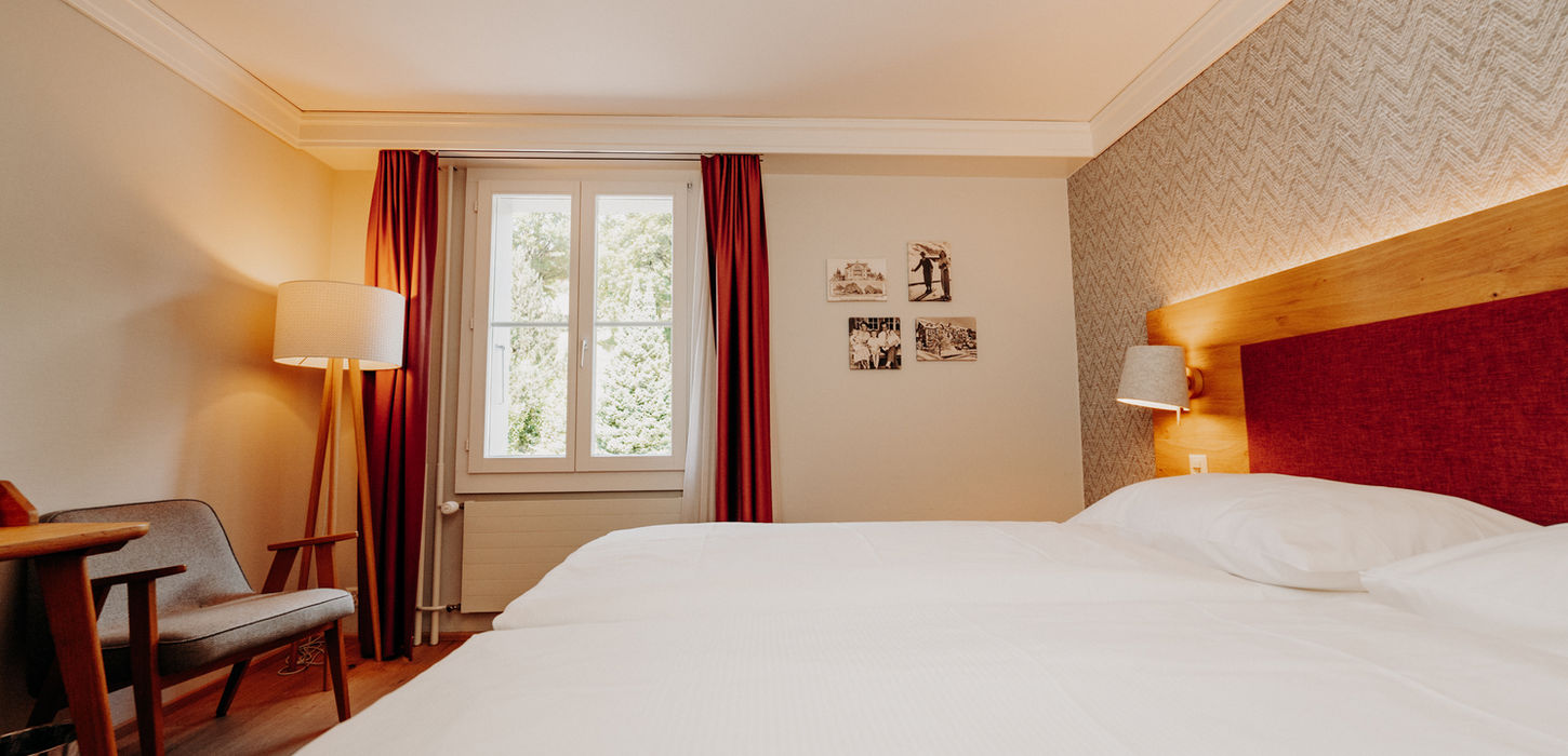 Bett und Schreibtisch im Budget Zweibettzimmer