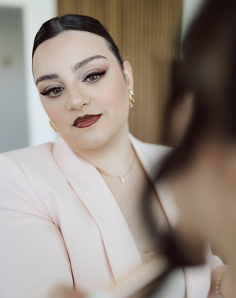 Foto von Make Up Artist NRW die ein Brautmake Up schminkt
