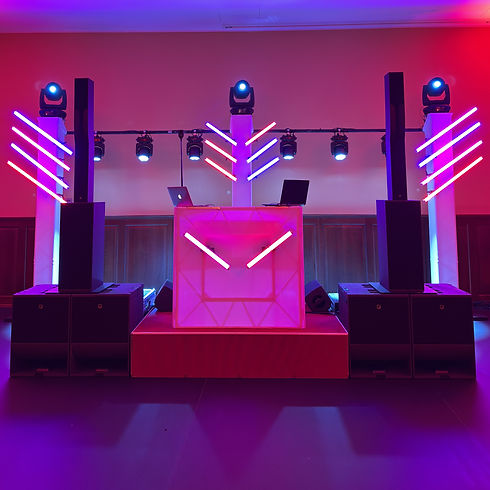 Technikpaket Deluxe mit L'Acoustics Syva Lautsprecher, Astera Tubes und Moving Head Schweinwerfer