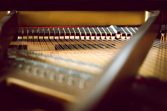 vladvictoria-piano-3957653_1920.jpg