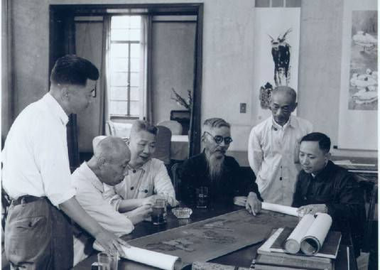 1962年豐子愷與顏文樑、林風眠、賀天健、張充仁、張樂平觀摩交流畫作