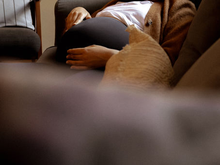 "Das Leben in Bildern - dokumentarische Familienfotografie: Natürliche Familienfotografie während Schwangerschaft und Wochenbett".