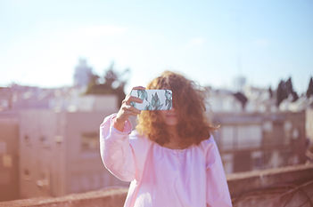 Chica haciendo fotos