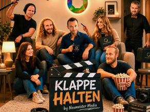 Das Team von Neumeister Media sitzt auf einer Couch und erzählt über Ihre Projekte
