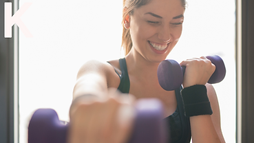 une fille qui kiffe en travaillant avec des haltères