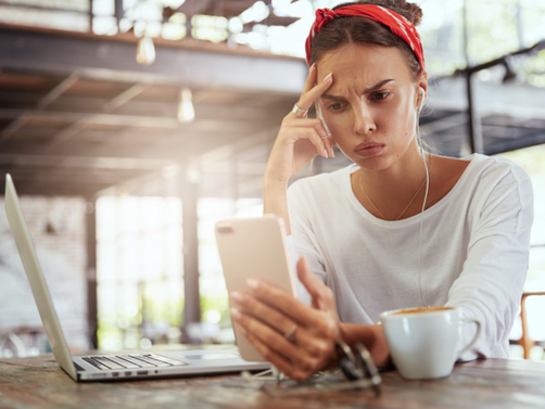 Mulher frustrada com o celular