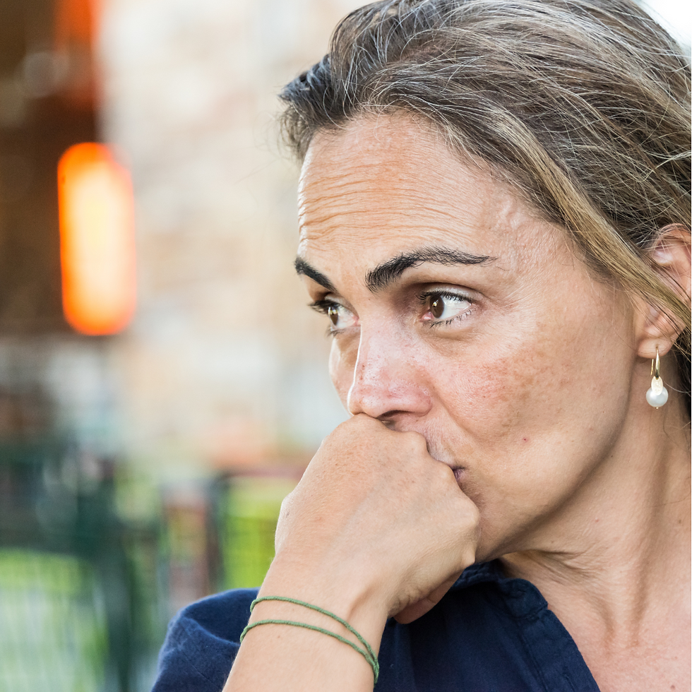 A women with right hand close fist over mouth thinkingthinking o