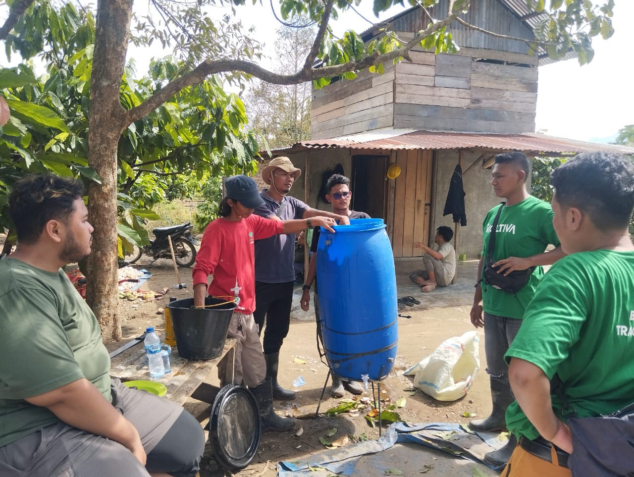 Producers enthusiastically observe the biochar production process, with the finished biochar and POC—reflecting their strong interest in sustainable agricultural innovations in TRANSFORM: Bestari project - Koltiva.com