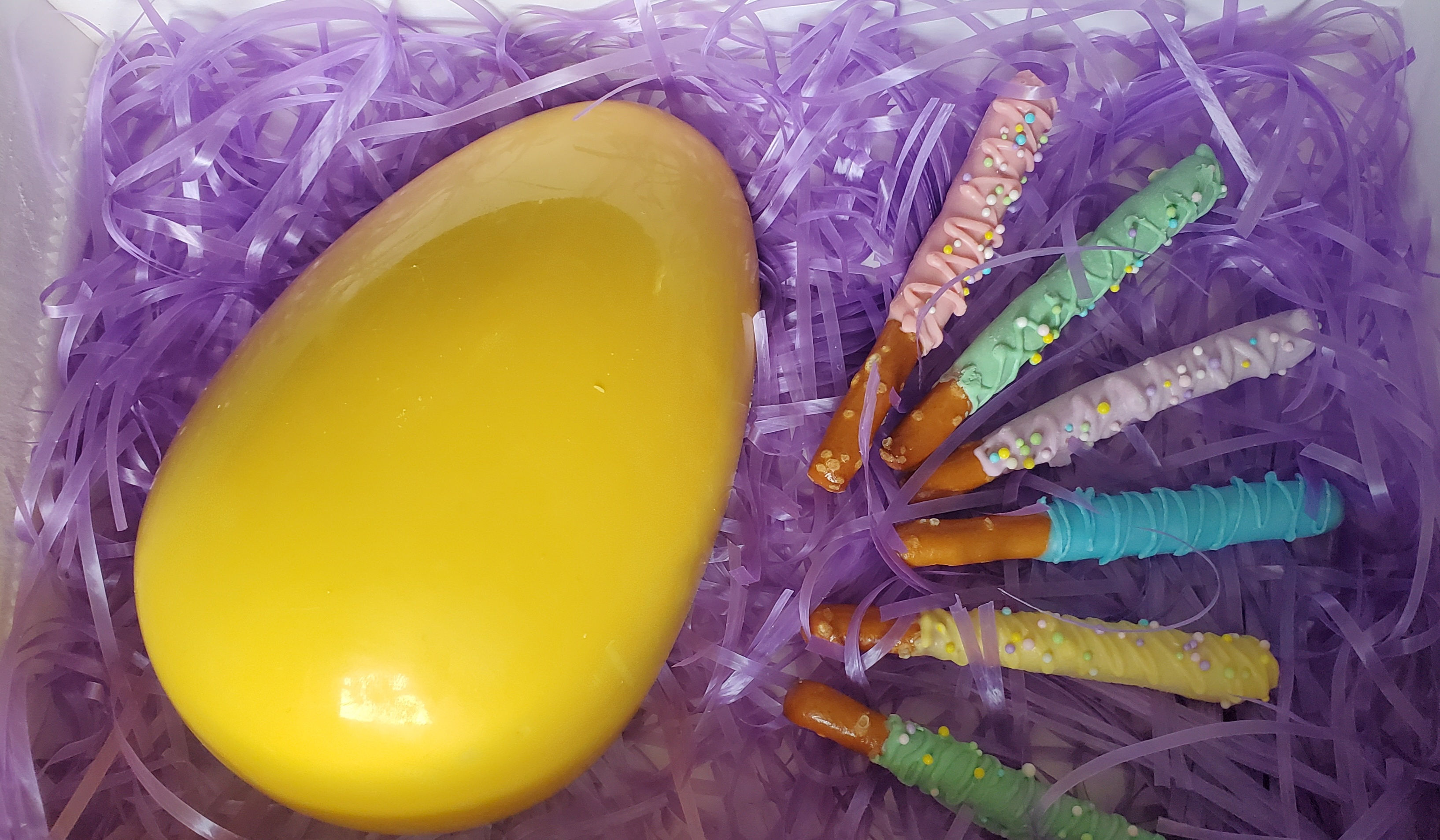 Smash egg with 6 mini chocolate dipped pretzels