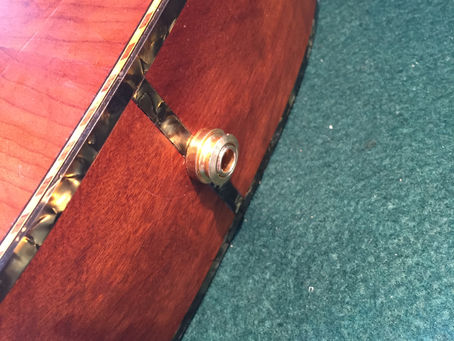 Instalação de endpin jack em violão