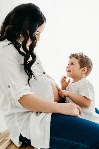 Natural maternity photoshoot in Esher Surrey
