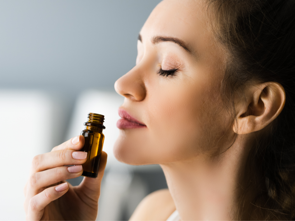 香りをかぐ女性