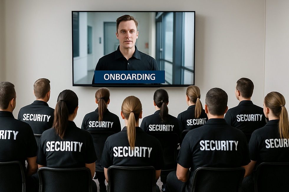 Mehrere Sicherheitsmitarbeiter in Uniform mit dem Aufdruck „Security“ sitzen in einem Schulungsraum und sehen sich ein Onboarding-Video auf einem Bildschirm an – professionelles Onboarding im Sicherheitsdienst.