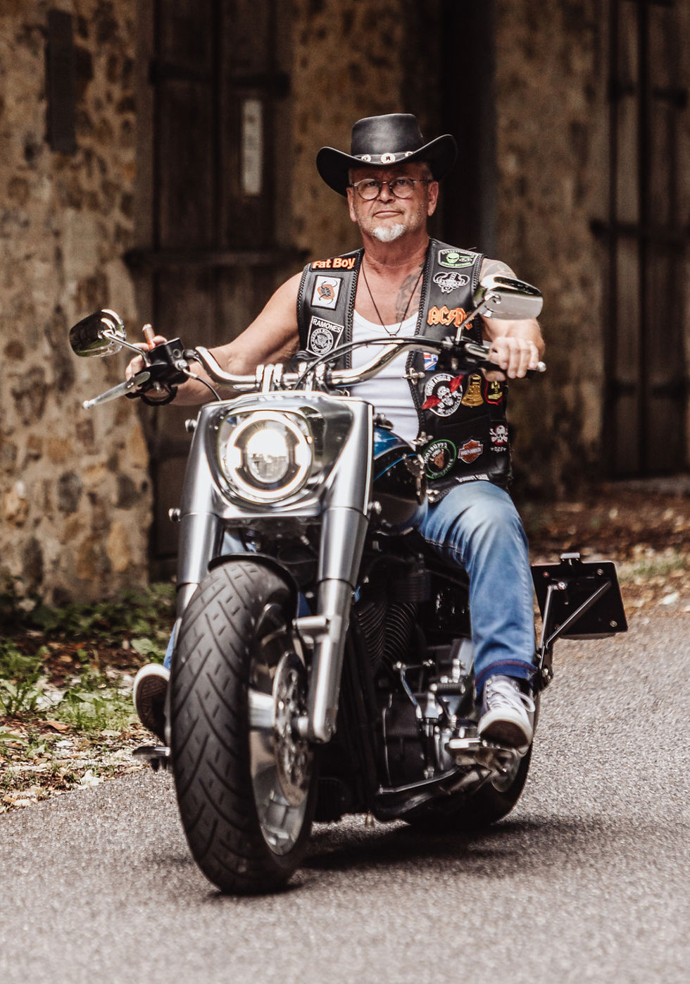 Harleyfahrer mit Kutte und Cowboyhut