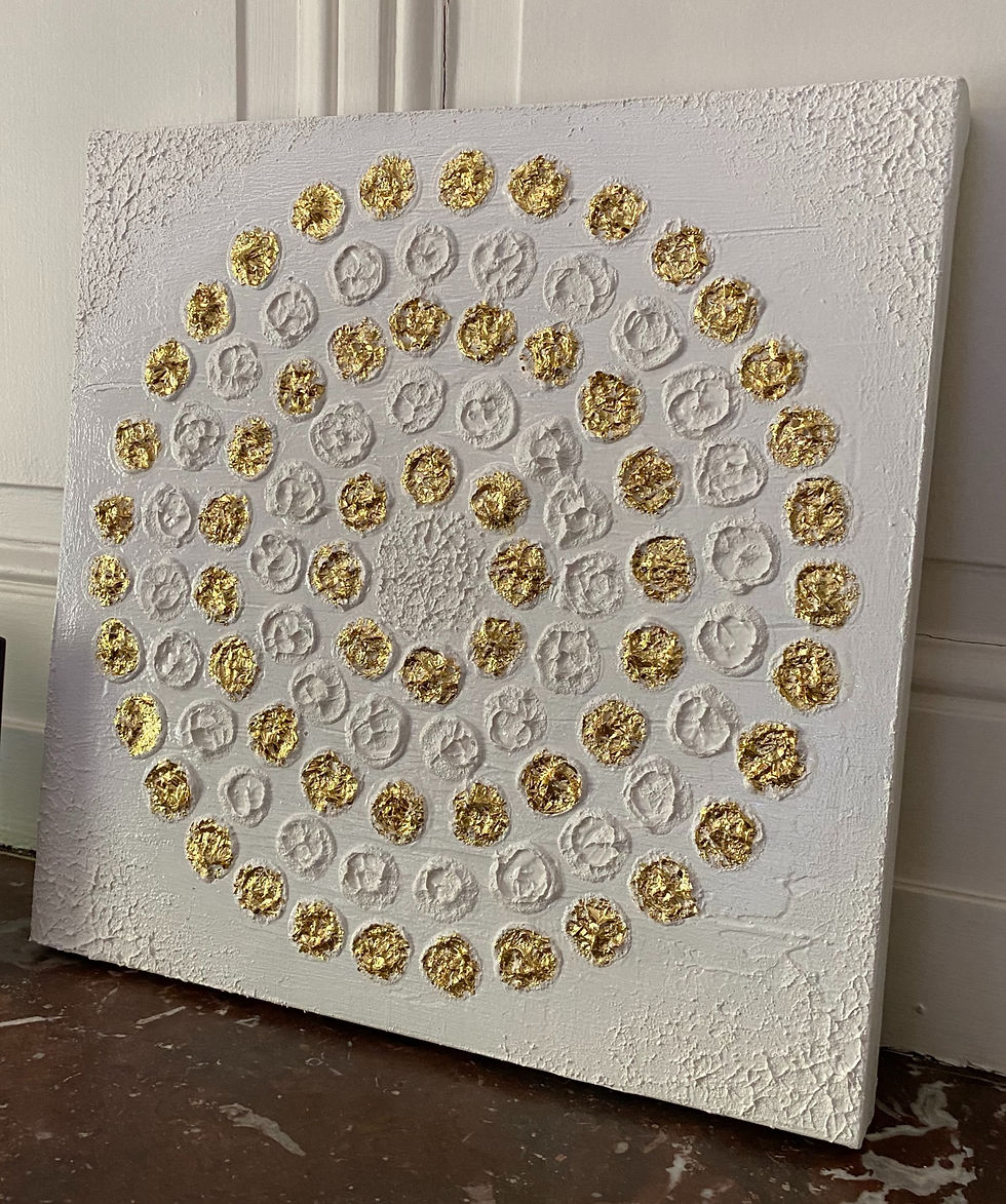 Art matériel, peinture acrylique blanche avec plâtre et feuille d'or