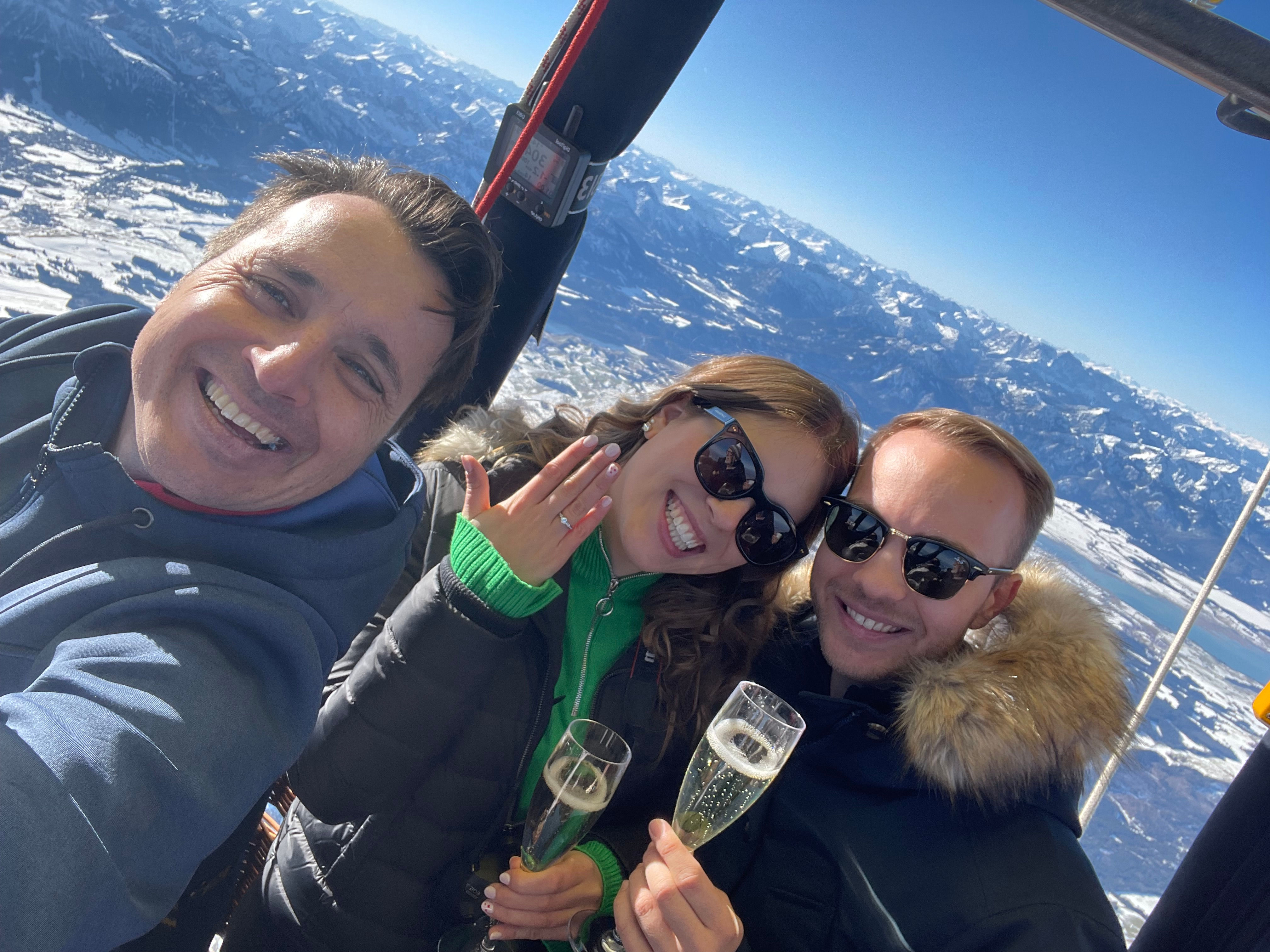 Romantische Ballonfahrt im Allgäu mit Blick auf die Alpen – glückliches Paar genießt eine Heißluftballonfahrt über den Bergen