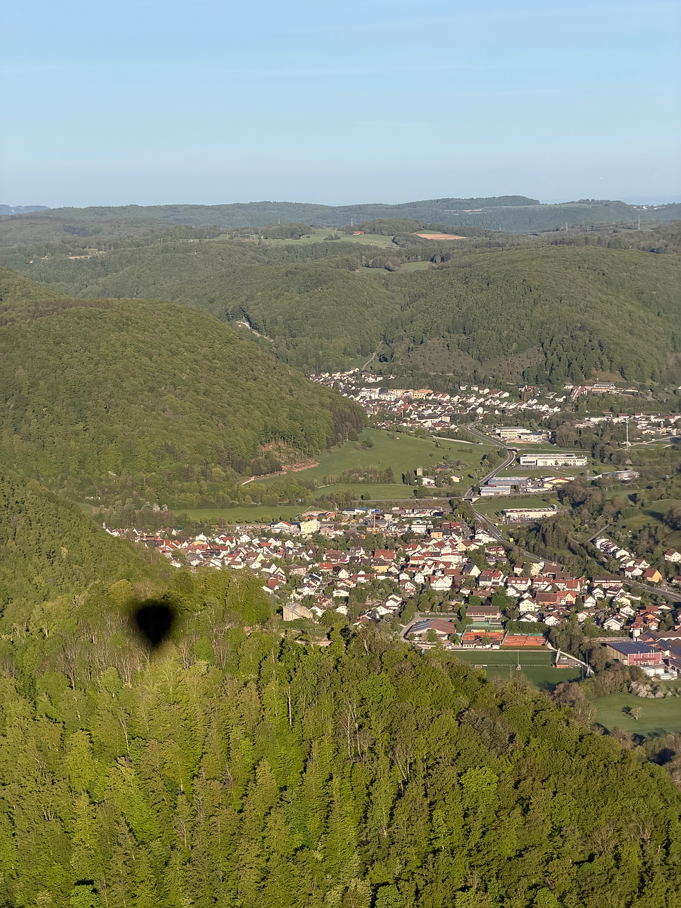 Miniaturbild: Panoramablick über das Große Lautertal auf der Schwäbischen Alb während einer Heißluftballonfahrt mit SkyBound Ballonfahrten.