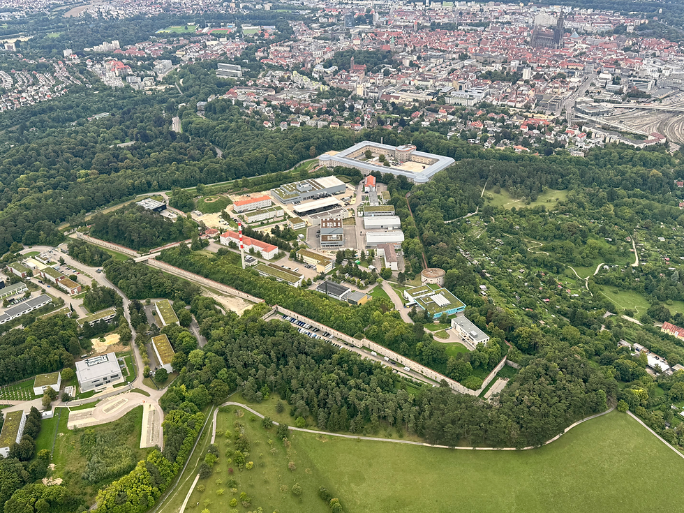Miniaturbild: Luftaufnahme der Wilhelmsburg in Ulm mit Blick auf die historische Festungsanlage und die Ulmer Innenstadt