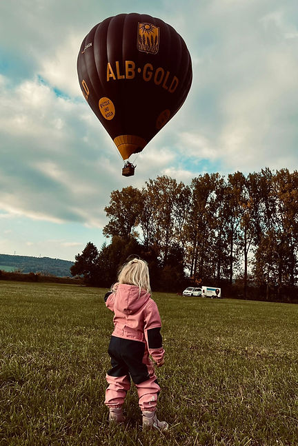 Kind bewunder Alb-Gold Ballon