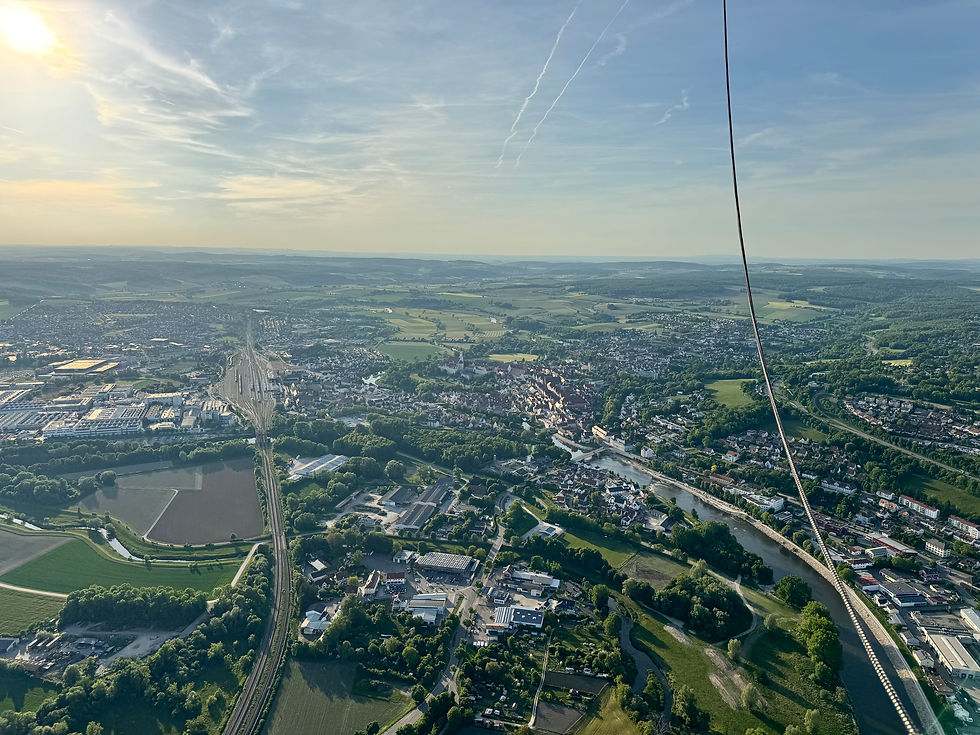 Miniaturbild: Luftaufnahme bei Donauwörth: Flusslandschaft und Stadt in der Ferne.